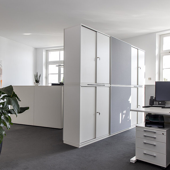 Büroräume mit Schrank als Raumtrenner