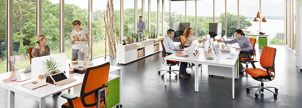 Offenes Großraumbüro mit modernen Arbeitsplätzen